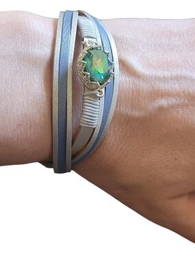 🥳4/$75!🥳 Silver and Blue Wrap Bracelet with Green Oval Crystal